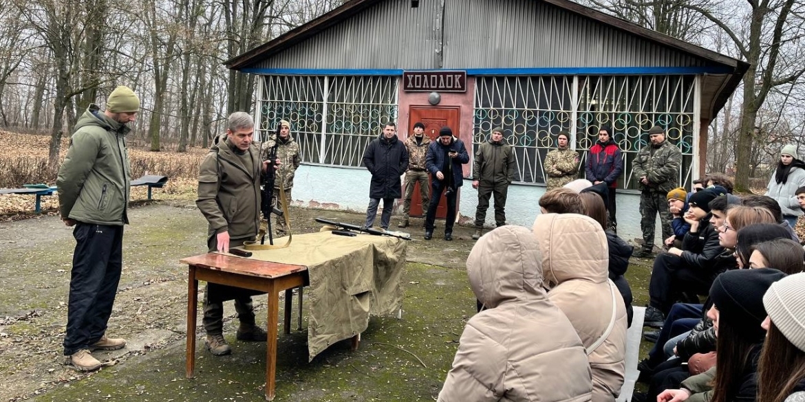 Підлітків в Крижополі навчали поводитися зі зброєю та основ самооборони