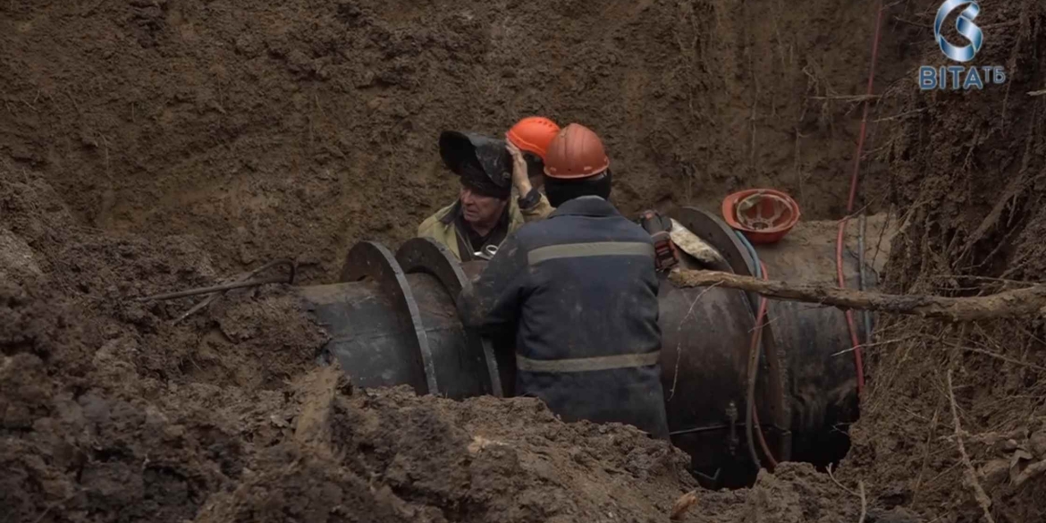 Пів міста залишилось без води_ у Вінниці ліквідовують наслідки аварії на магістральному водогоні