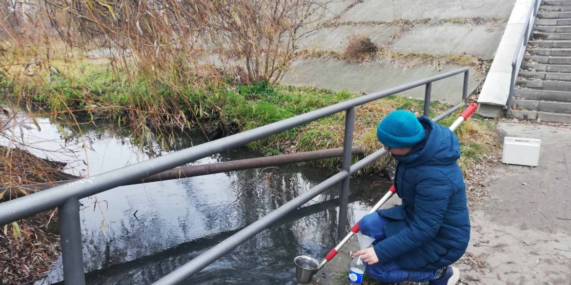 Південний Буг у центрі Вінниці вкрився маслянистими плямами