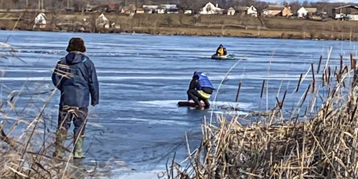 Поблизу Ладижина з води дістали мертвого рибалку, ще одного чоловіка шукають