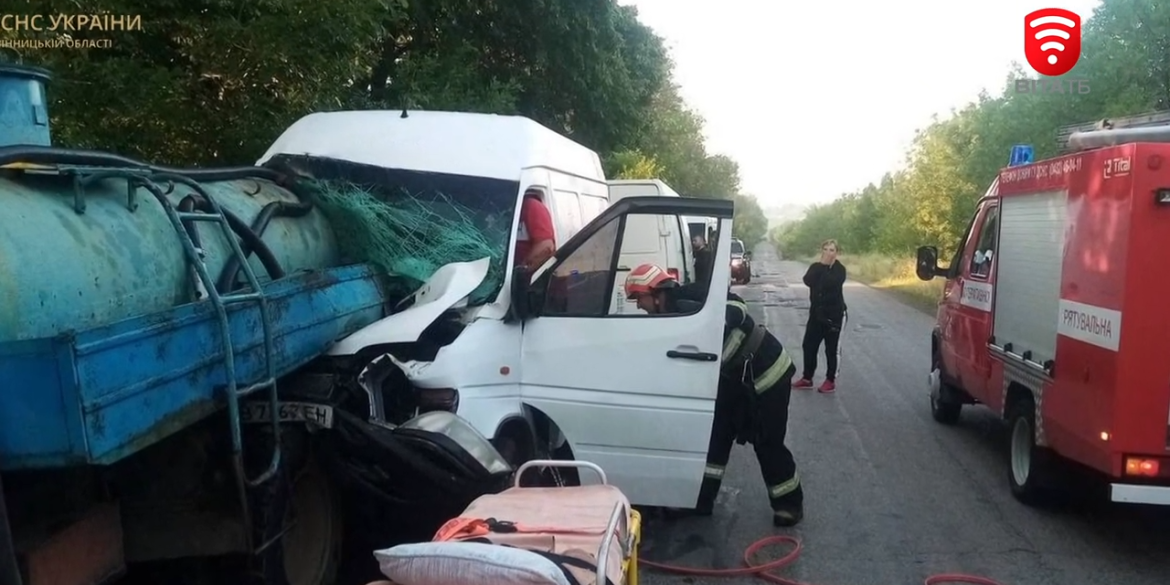 Поблизу села Плисків зіткнулися автівки ГАЗ та Мерседес Спринтер