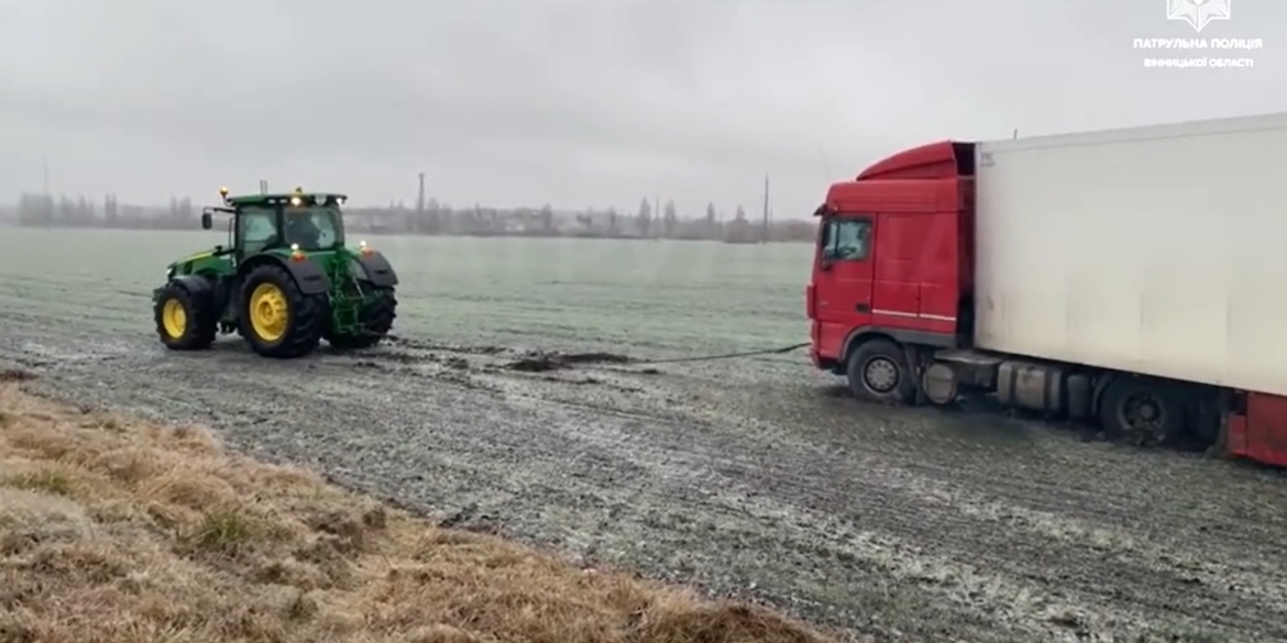 На Вінниччині DAF витягували з поля трактором та важкою технікою