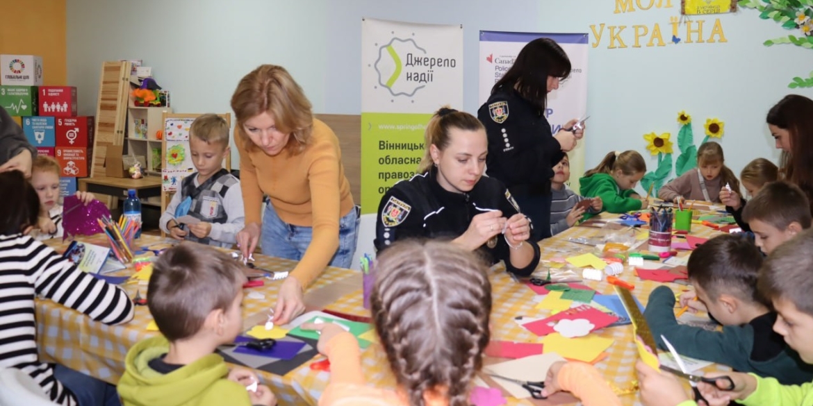 Поліцейські навчили маленьких вінничан виготовляти флікериПоліцейські навчили маленьких вінничан виготовляти флікери