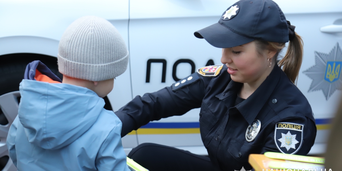 Поліцейські роздали вінницьким малюкам понад 2 тис. світловідбиваючих аксесуарів