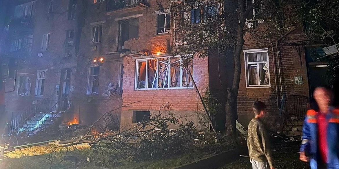 Поліцейські фіксують наслідки падіння уламків "шахеда" у Жмеринці