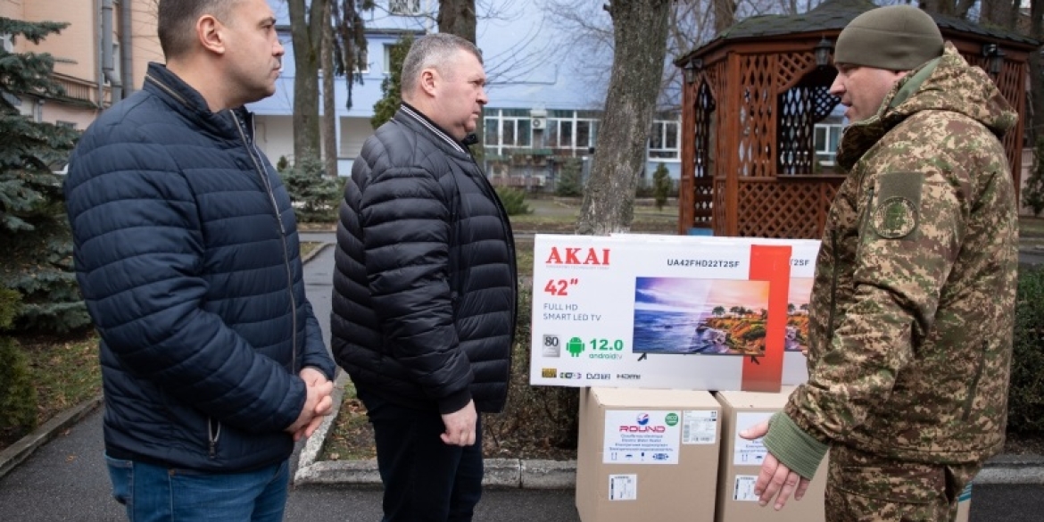 Працівники Вінницької обласної ради передали допомогу нацгвардійцям