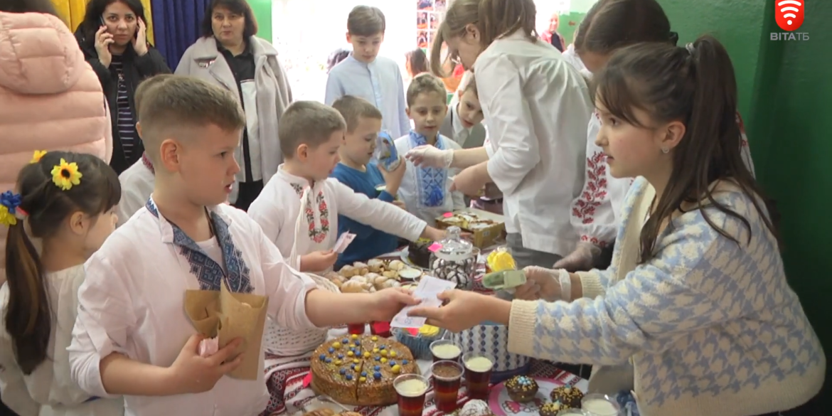 Продавали тістечка та сувеніри вінницькі школярі на ярмарку збирали гроші на дрон для захисників