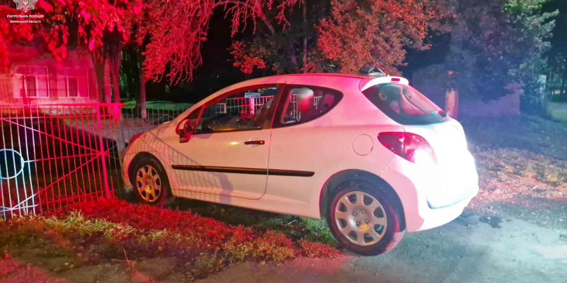 П’яний водій без прав тікав від патрульних та в’їхав в металеву огорожу