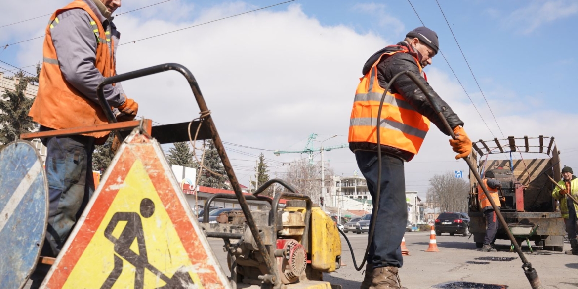 Вінницькі дорожники розпочали поточний ремонт доріг