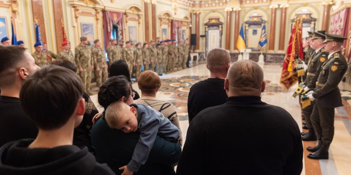 Рідні загиблого сержанта з Вінниччини отримали з рук Президента «Золоту Зірку» Героя України 