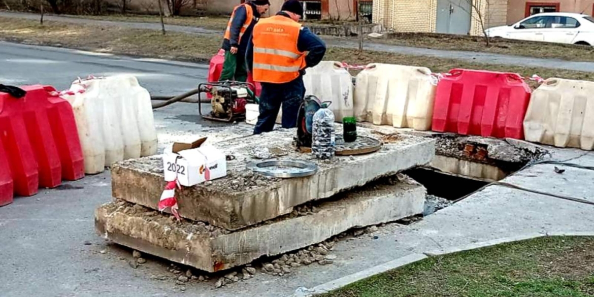 На перехресті Пікуса та Коцюбинського у Вінниці відновлюють покриття тротуару