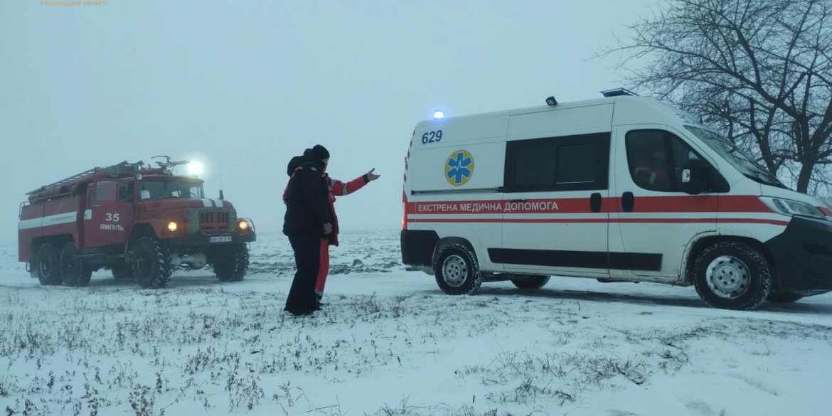 Рятувальники у Ямпільській громаді витягли з кювету "швидку" 