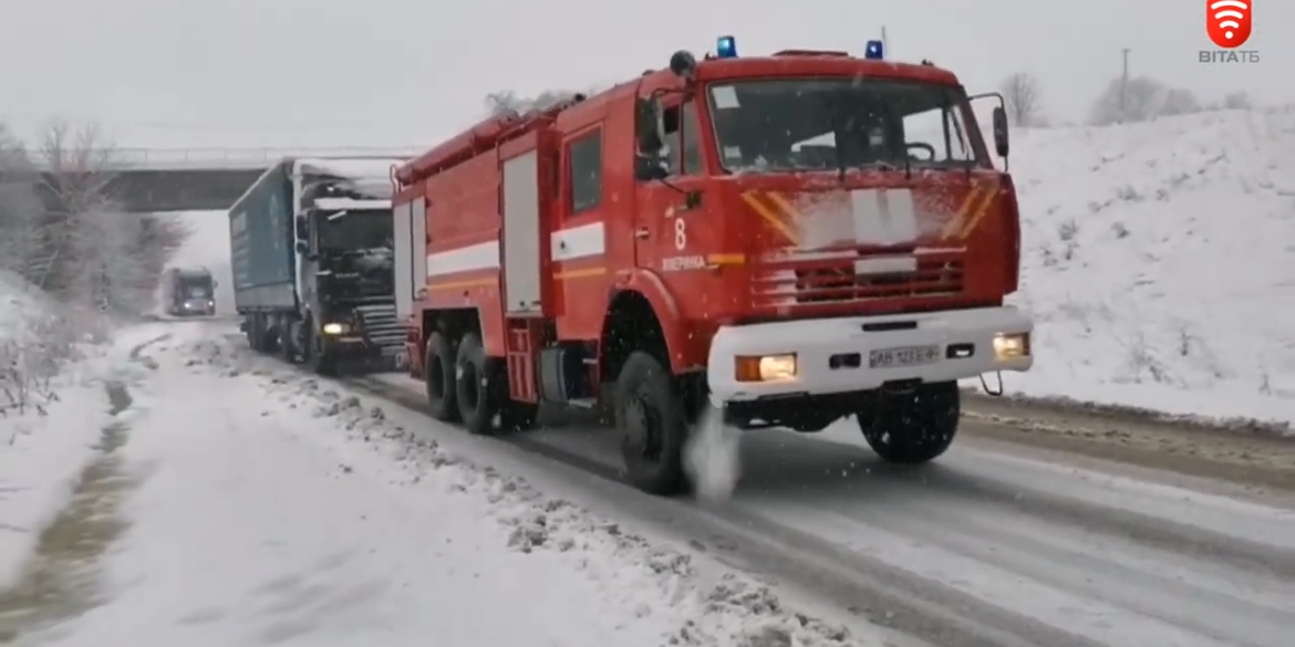 Рятувальники Вінниччини буксирують автівки на трасі та прибирають повалені дерева