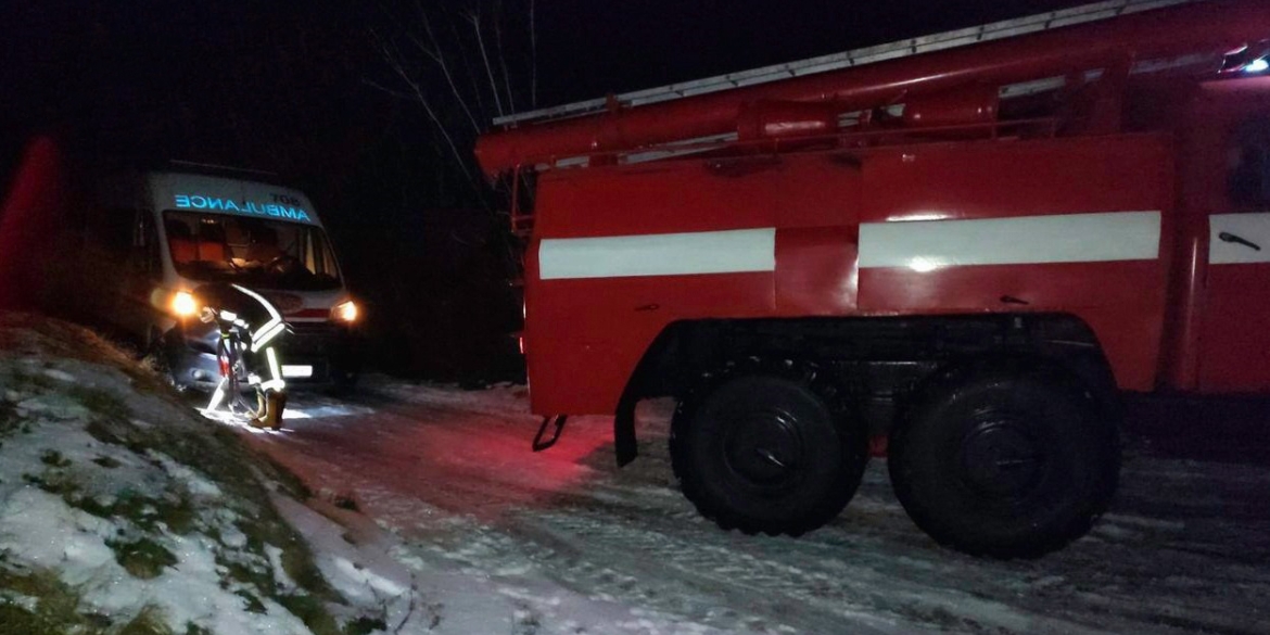 Рятувальники Вінниччини допомогли двом "швидким", які застрягли на дорогах