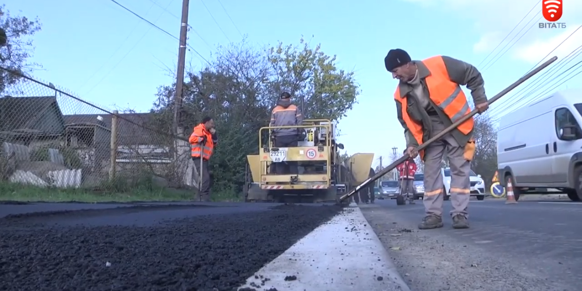 В місті замінюють світильники та ремонтують тротуари (відео)