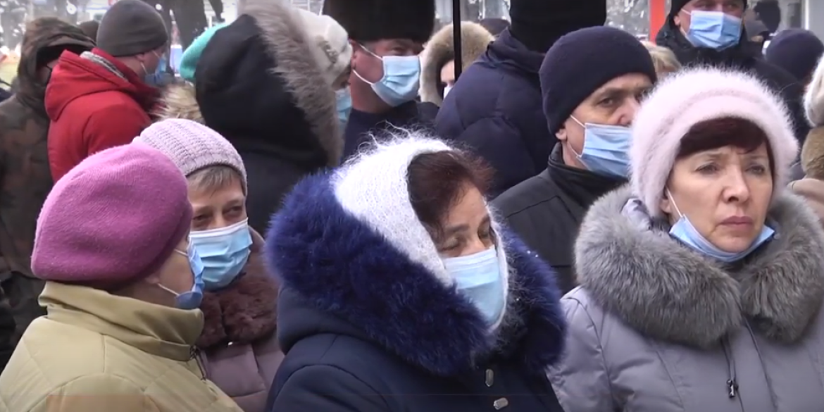 Працівників Вінницької районної лікарні на мітинг вивела невизначеність