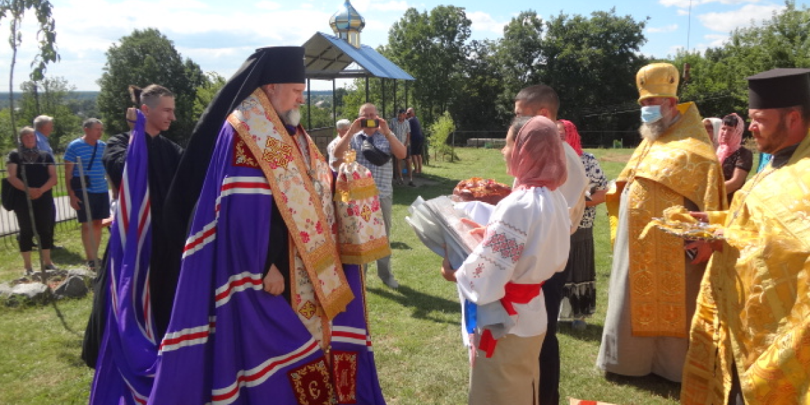 Новозбудовану дзвіницю храму у Селищі увінчали хрестом