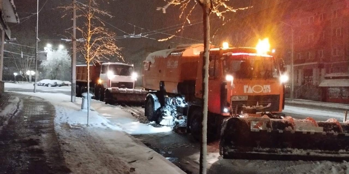 Швидко й злагоджено: у Вінниці звечора працює снігоочисна техніка