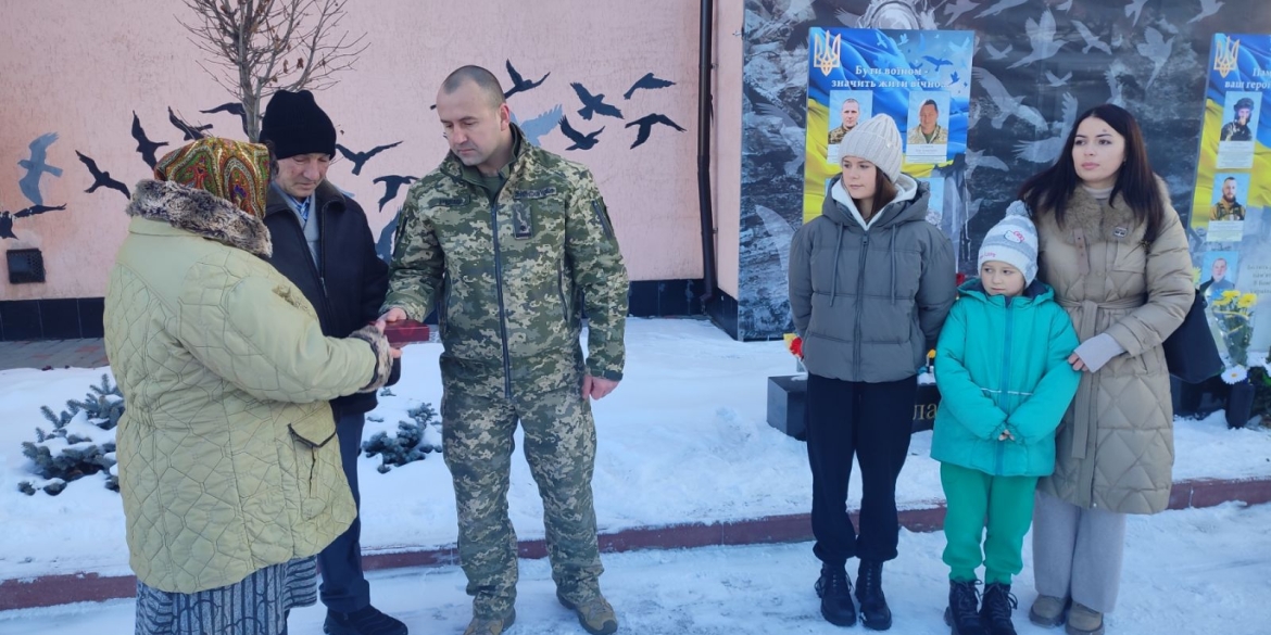 Сім'ї полеглого Героя з Гніванської громади вручили орден За мужність