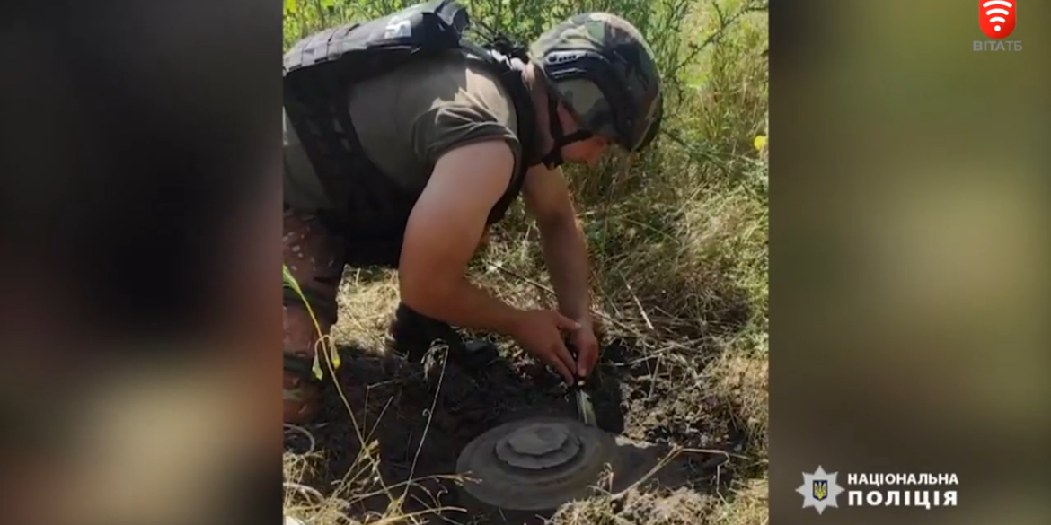 Скільки мін уже знешкодили поліцейські вибухотехніки з Вінниці на деокупованих районах Харківщини?