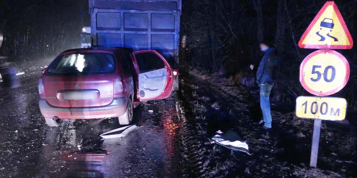 Смертельна аварія у Хмільницькому районі Citroen зіткнувся з запаркованою вантажівкою