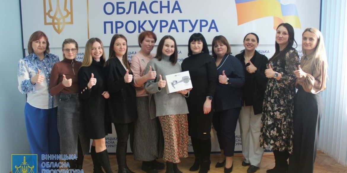 Співробітниці Вінницької прокуратури передали дрон військовослужбовцям