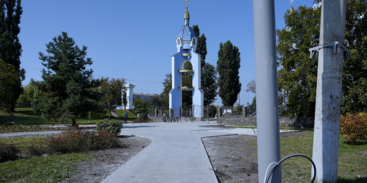 У Вінниці на місці, де встановлять перший в Україні пам'ятник Любомиру Гузару, кладуть плитку та монтуватимуть освітлення