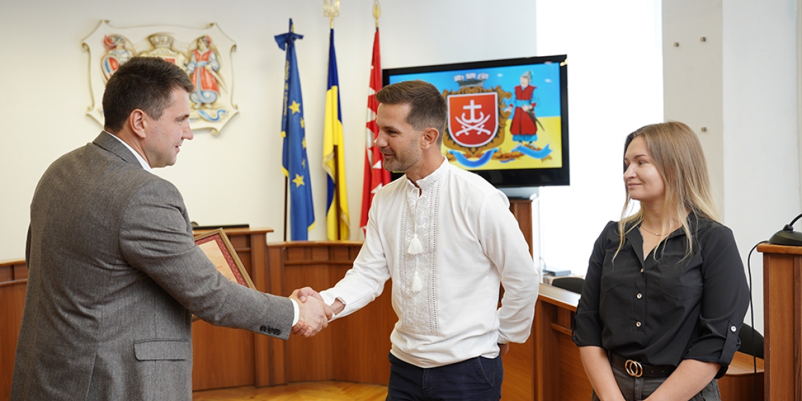 Вінничанину Святославу Кравчуку, який допоміг жінці з вадами зору перейти дорогу, вручили Подяку міської ради