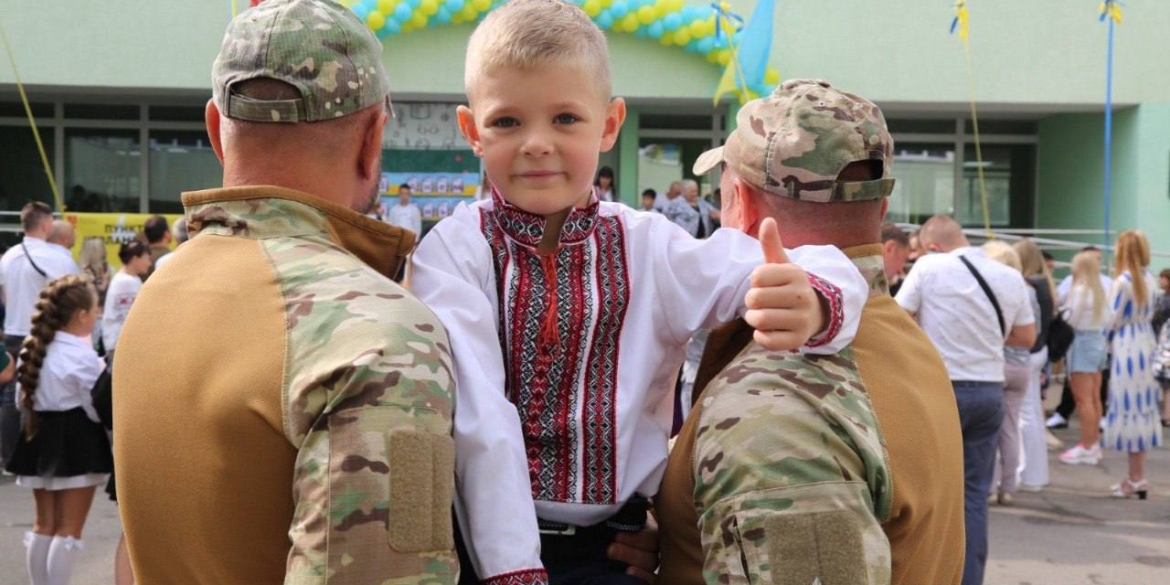 Сина загиблого на війні КОРДівця провели до школи побратими батька