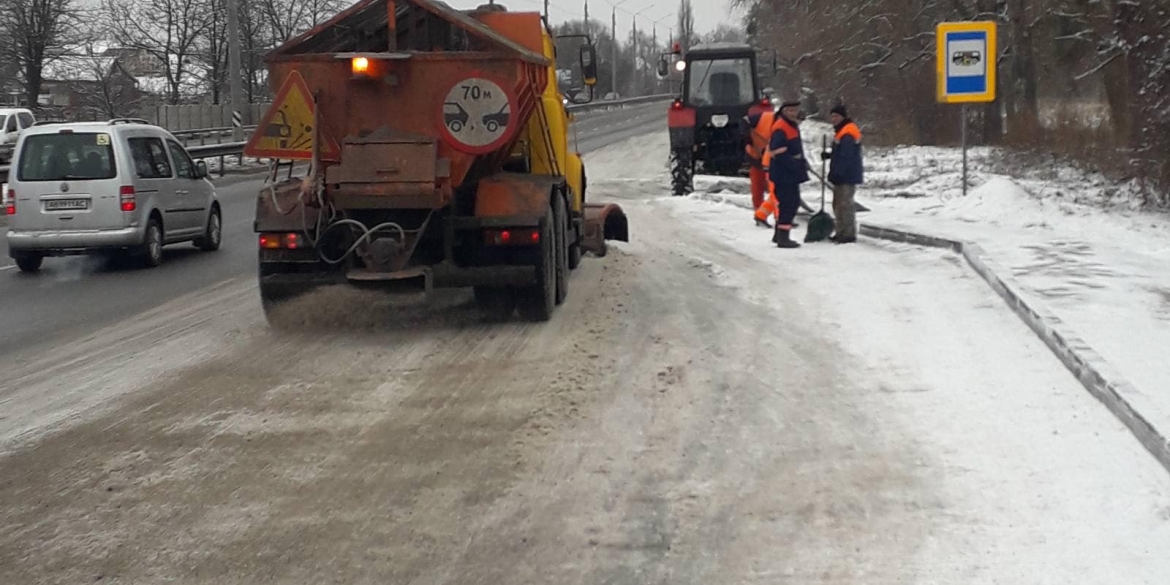 Техніка виїхала на обробку протиожеледними матеріалами доріг Вінницької області