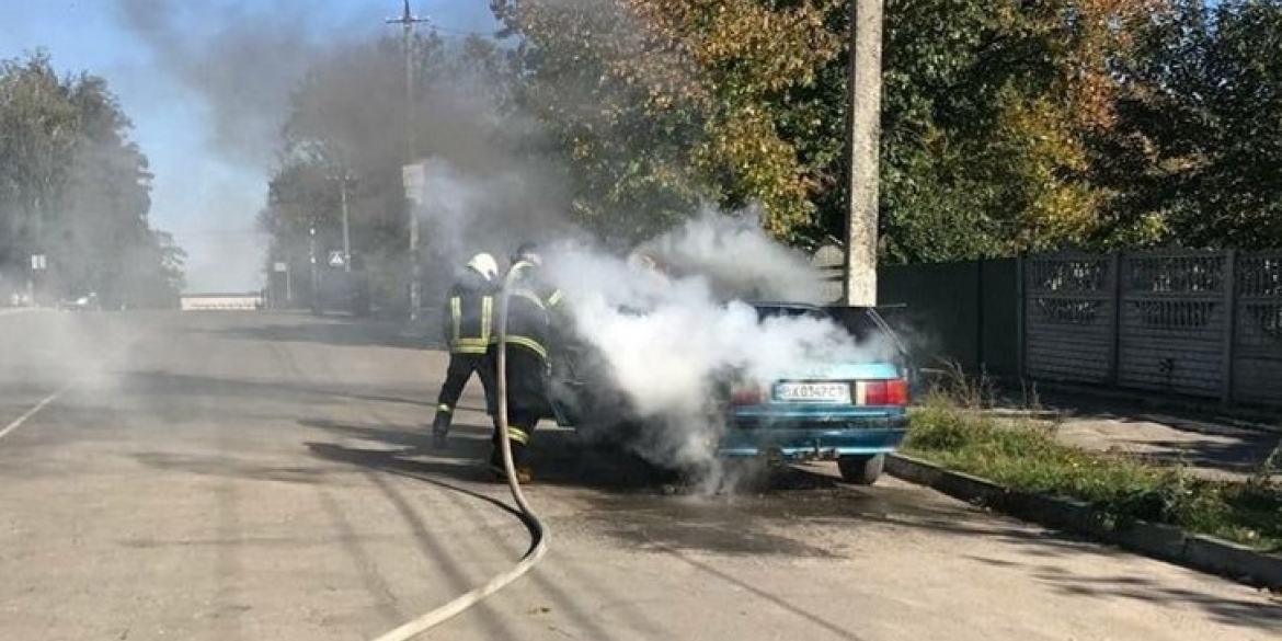 Тиврівські рятувальники гасили автомобіль, який зайнявся посеред дороги