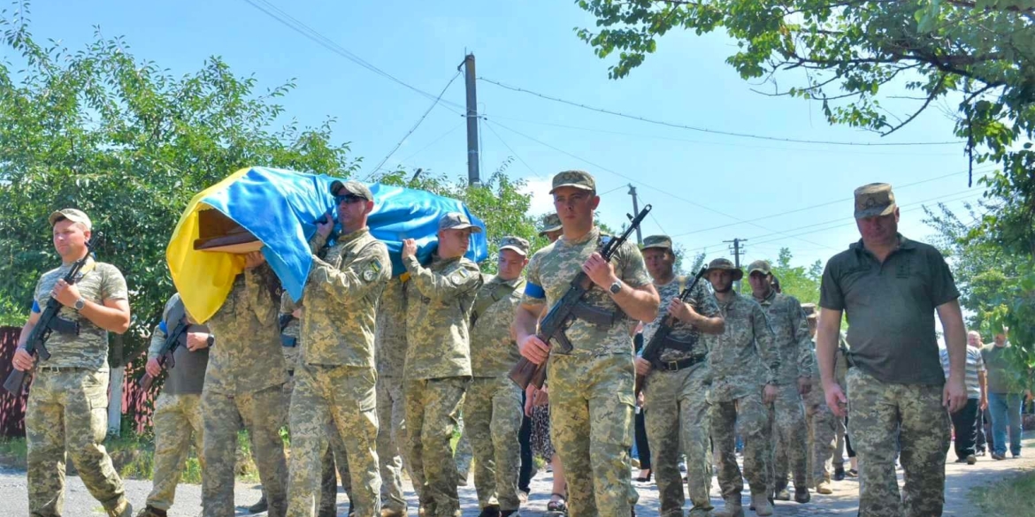 Тростянецька громада живим коридором зустрічала сержанта, який загинув на Донеччині