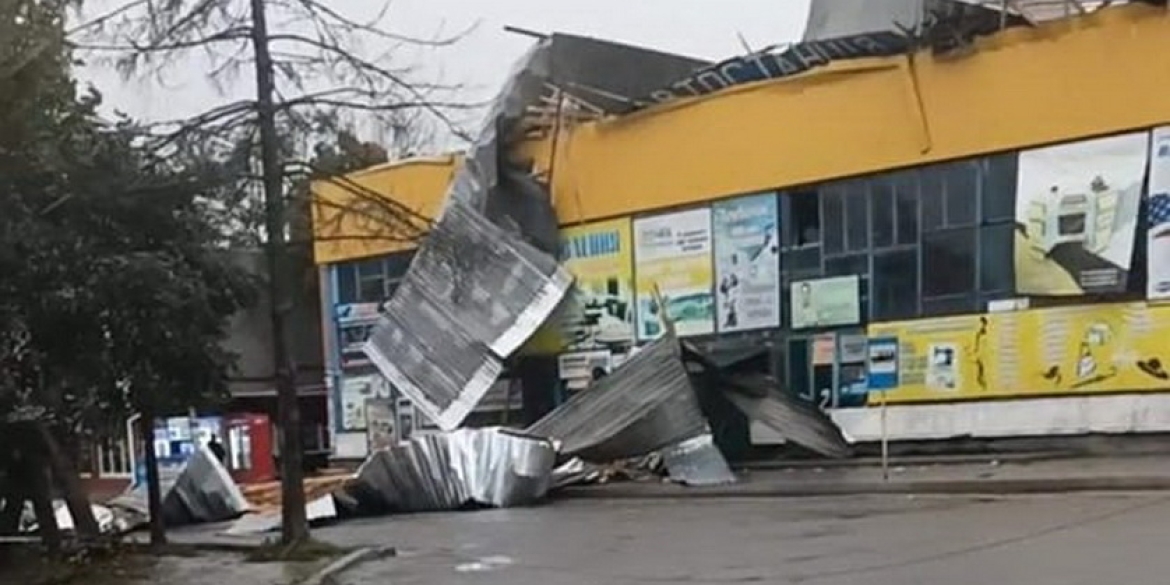 У Барі буревій валив хрести й розкрив дах Автовокзалу