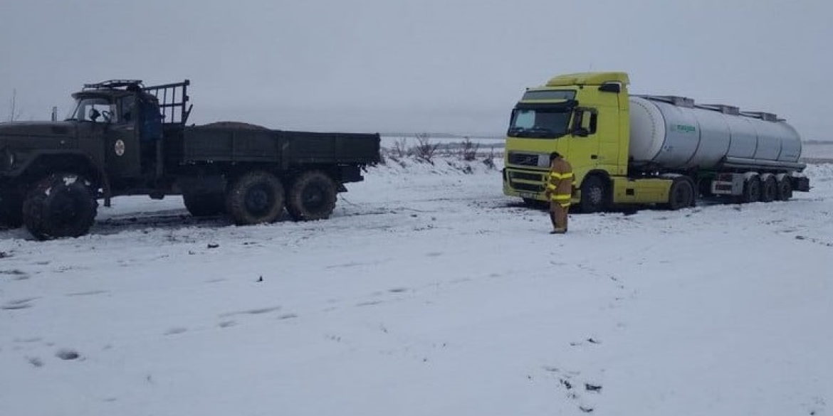 У Барській громаді рятувальники буксирували вантажний автомобіль