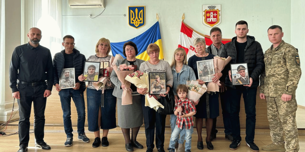 У Бершаді родинам п'яти загиблих Героїв передали нагороди воїнів