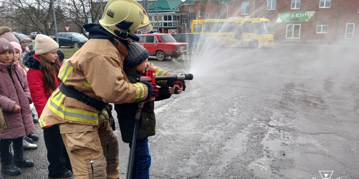 У Бершаді та Мурованих Курилівцях рятувальники провели пізнавальні заходи для діток