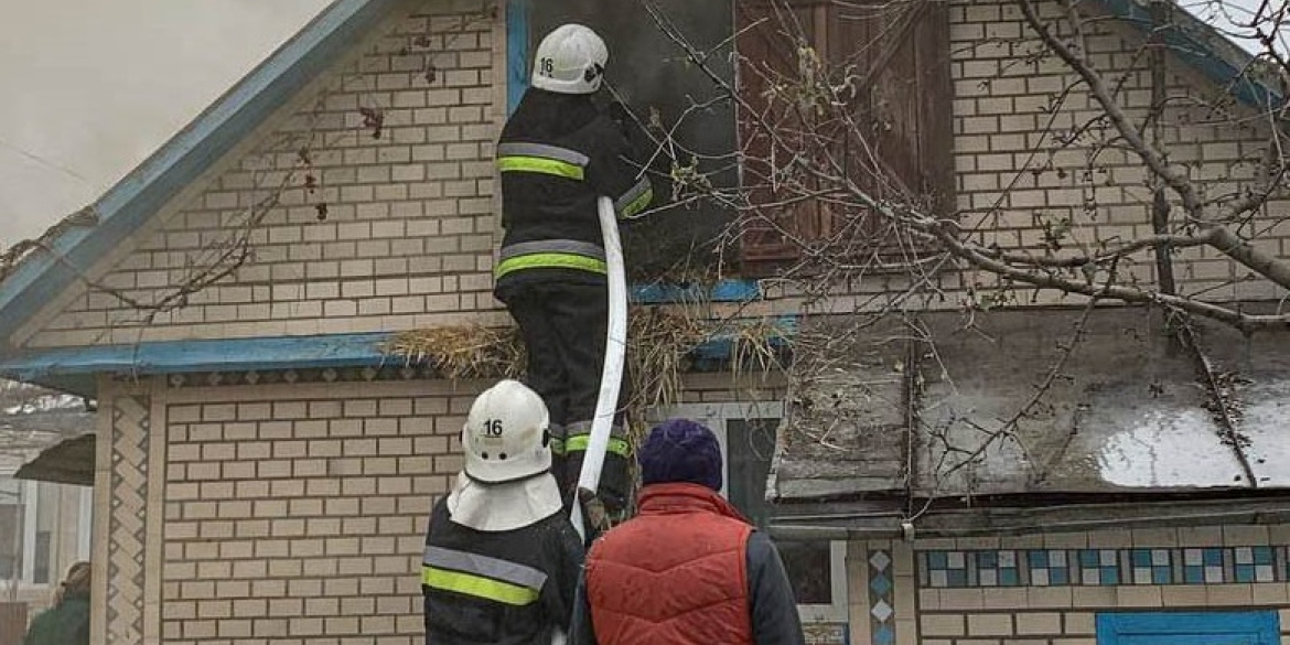 У Бершадській громаді горіла господарча споруда з сіном