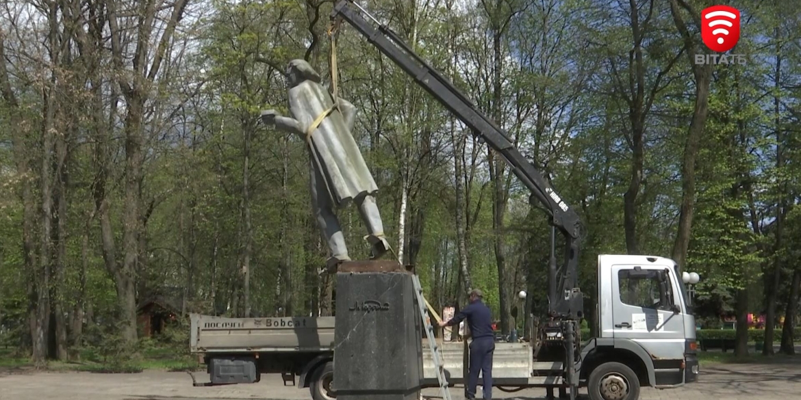 У центральному парку Вінниці демонтували пам'ятник російському письменнику