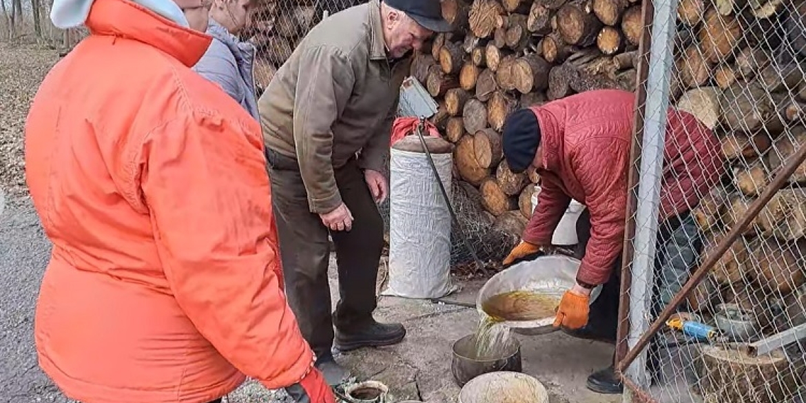 У Черепашинцях виготовляють окопні свічки для Захисників