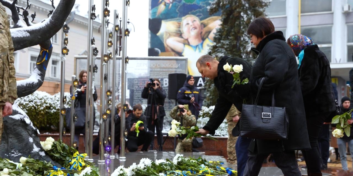 У День Гідності та Свободи в Вінниці вшанували пам'ять загиблих воїнів