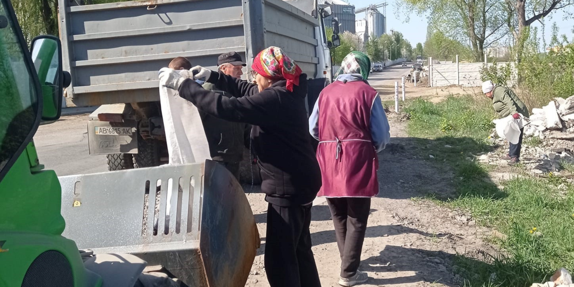 У Десні пройшла весняна толока — прибрали зелені зони та публічний простір