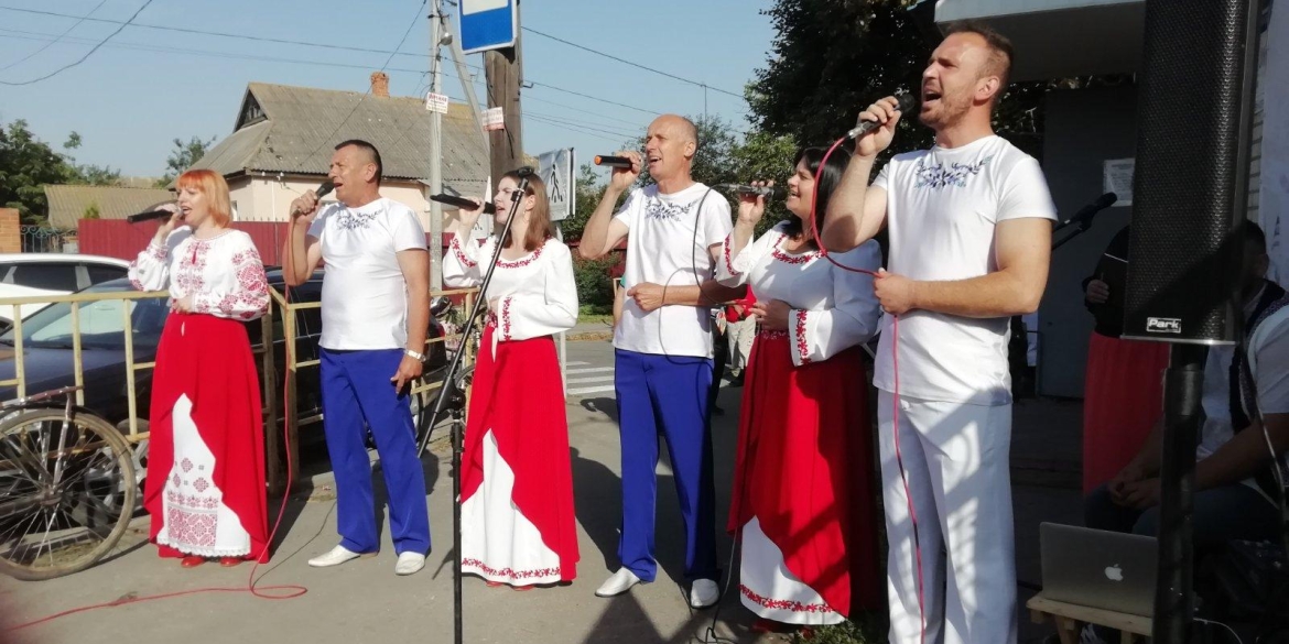 У Гайсині артисти чотири години під пекучим сонцем співали на підтримку ЗСУ