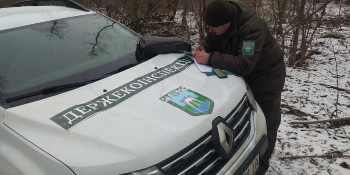 У Гайсинському районі незаконно вирубані дрова вивозили вантажівками