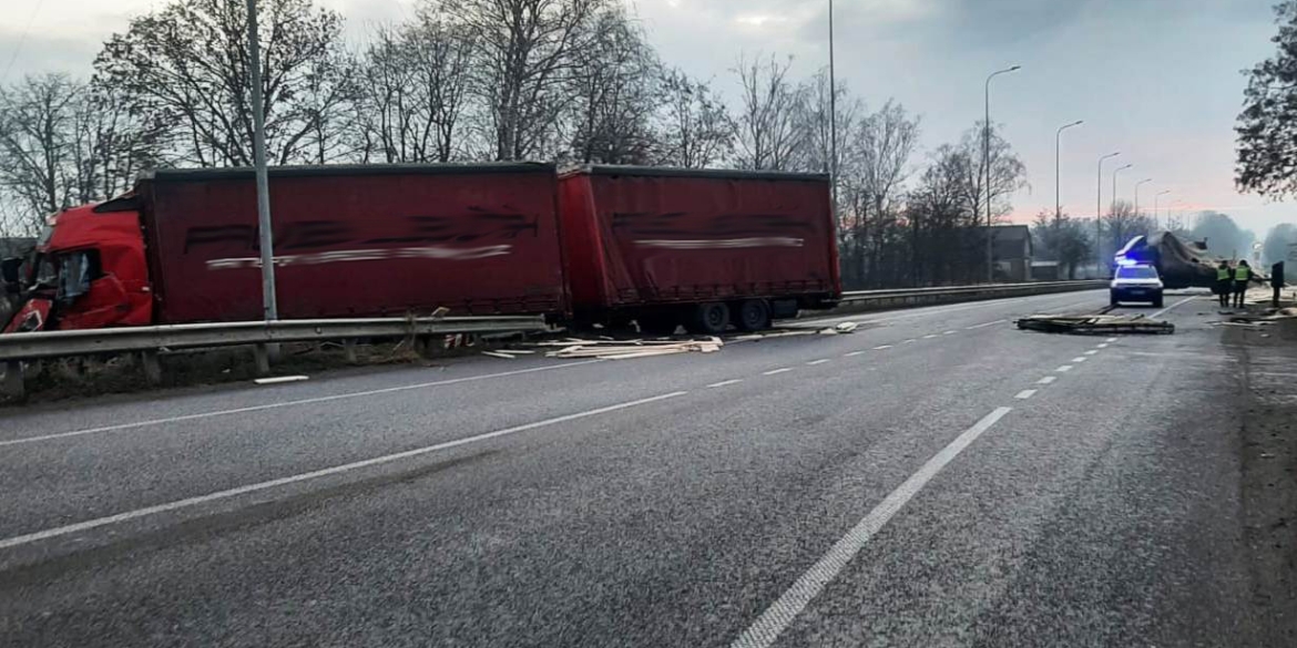 У Гайсинському районі зіткнулись дві вантажівки - один із водіїв у лікарні