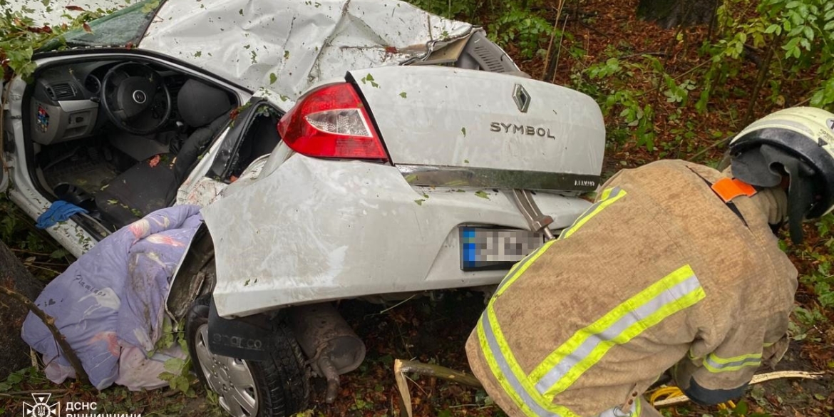 У Гайсинському районі двох людей затиснуло в автомобілі внаслідок ДТП