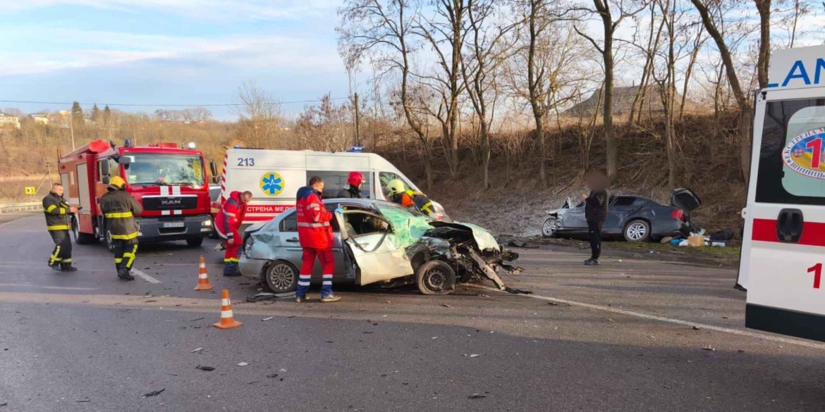 У Гайсинському районі сталась потрійна ДТП — одне з авто спалахнуло