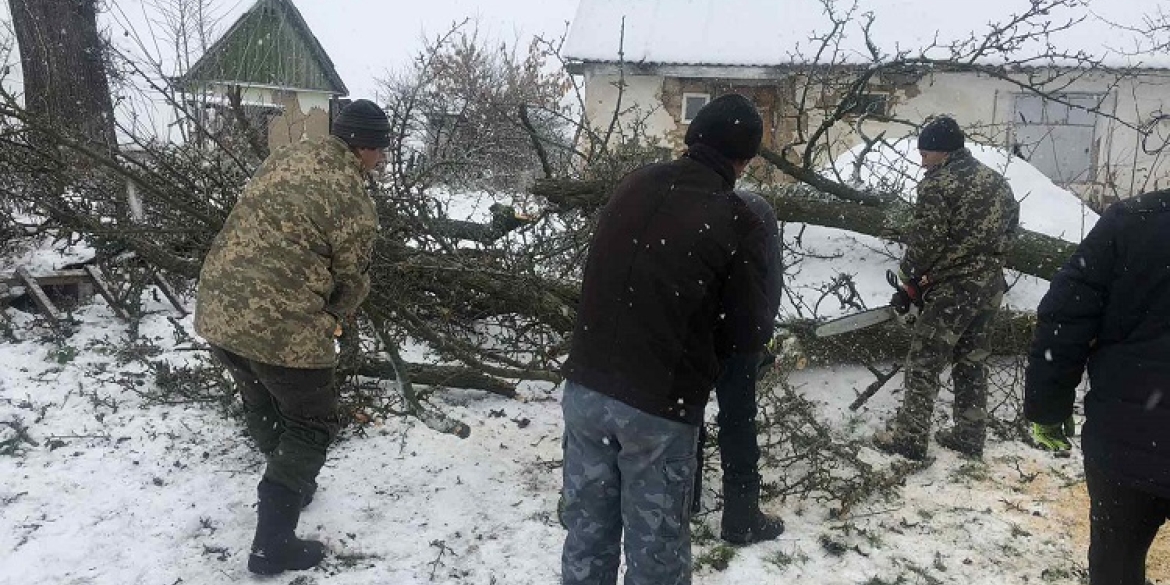 У Калинівській громаді допомогли навести лад на подвір'ї сім'ї захисника