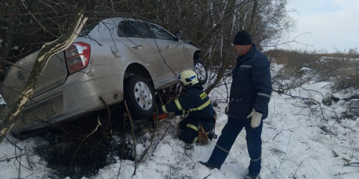 У Хмільницькому районі витягували автомобіль, який злетів у кювет