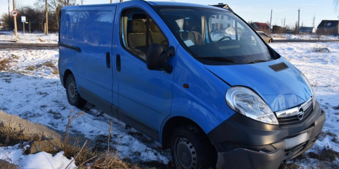 У Хмільнику водій Opel виїхав на тротуар і збив трьох дівчат