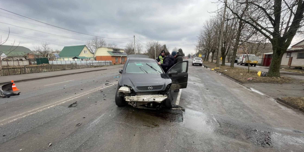 У Хмільнику водій легковика Opel Astra протаранив Mazda